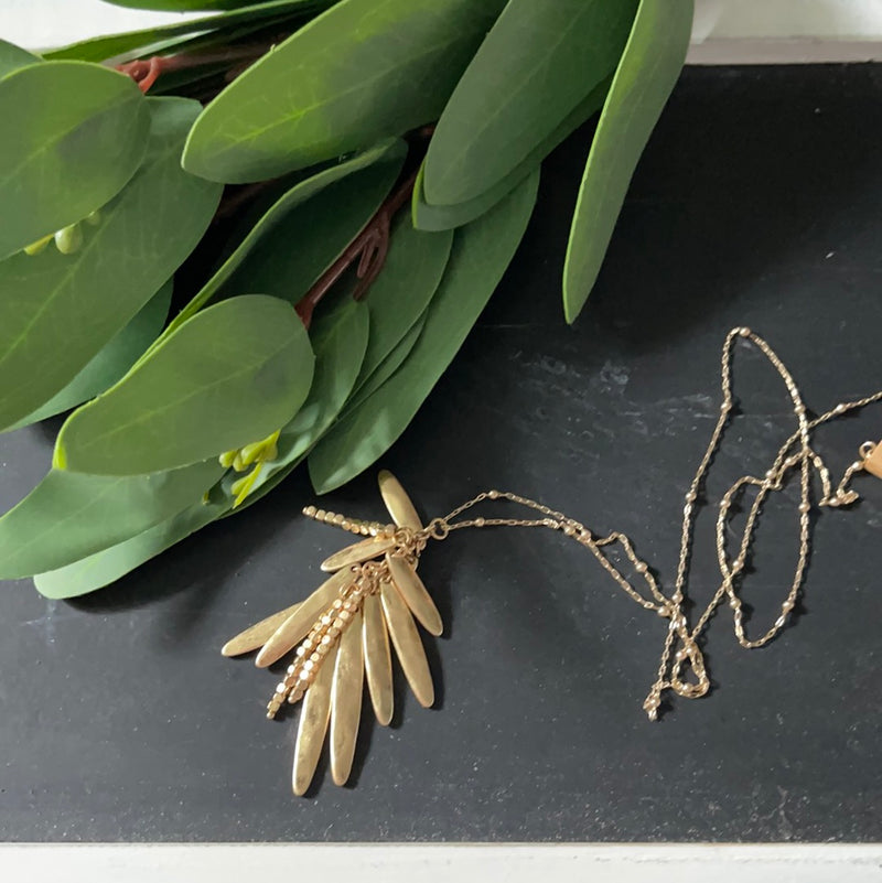 Long necklace with leafs
